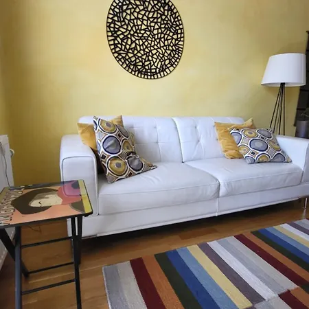 Peaceful And Beautiful Near Railwaystation And Centre Apartment *